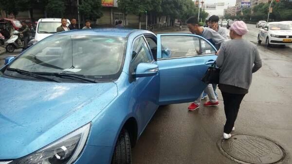 d.jpg 平凉泓源新能源有限责任公司组织“爱心送考”车队免费接送考生(图3)