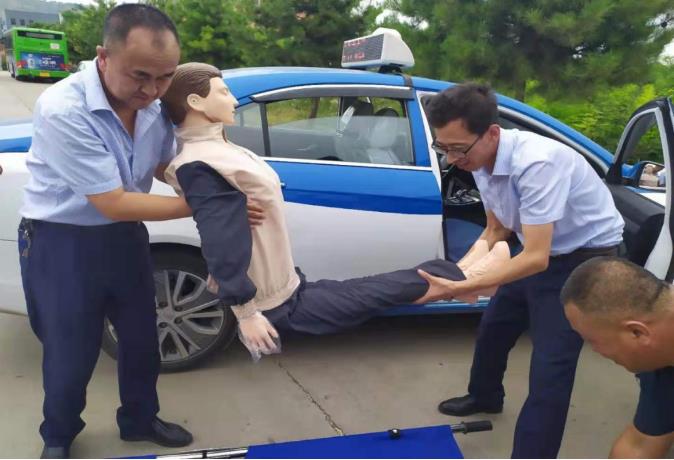 泓源新能源出租汽车公司开展应急救援演练活动(图3) 泓源新能源出租汽车公司开展应急救援演练活动(图3)