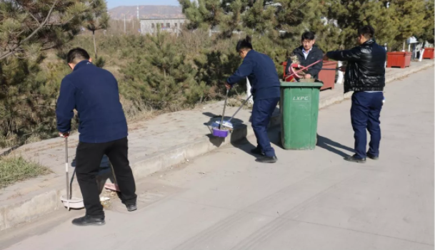 文明创建我先行 ——爱体育团委开展环境卫生整治志愿活动(图2)