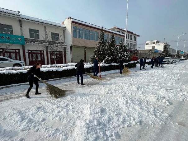 文明创建我先行——爱体育深入创城包抓村社开展清扫积雪志愿服务活动(图2)