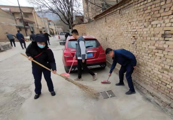 爱体育团委开展“学雷锋义务清扫活动”(图2)
