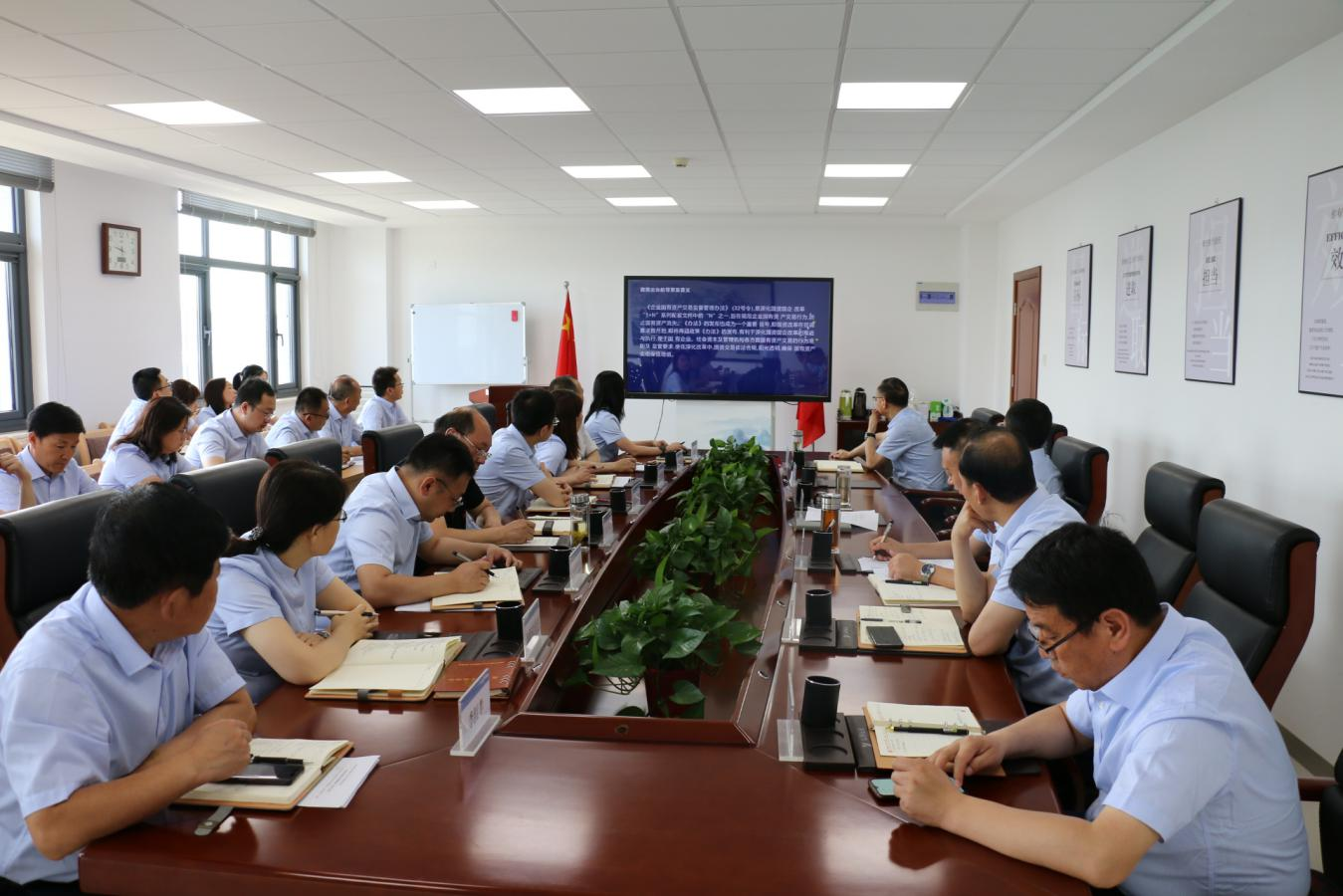 爱体育召开党委理论中心组集体学习研讨会议(图2)