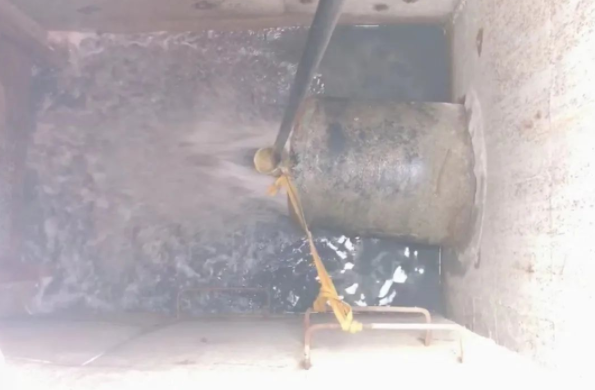 爱体育城东污水处理公司开展管网清淤工作(图2) 爱体育城东污水处理公司开展管网清淤工作(图2)