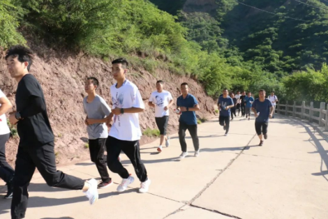 助力文旅市场 展示产投风采——爱体育组织开展员工登山比赛活动(图3)