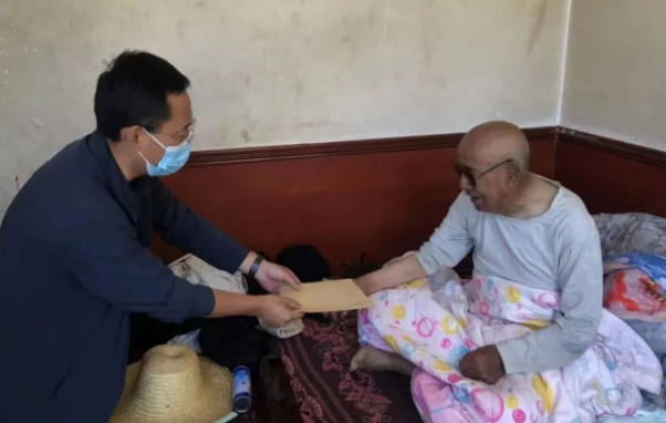 爱体育赴帮扶村对接工作并慰问困难党员(图2)