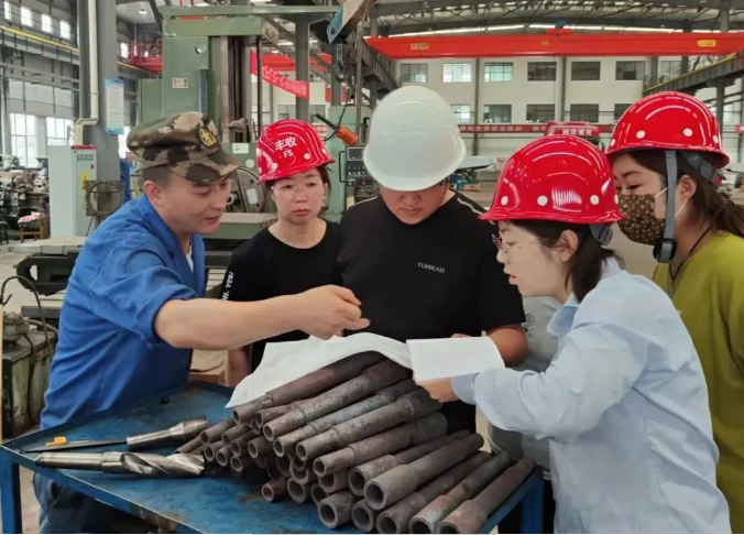 爱体育百名员工下一线真磨砺练本领(图1)